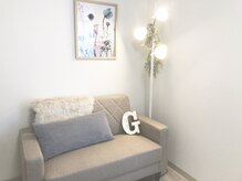 明るい店内での施術