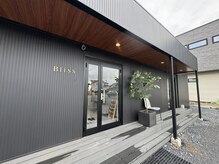 深谷日赤病院近く、ブラックの外観店舗が目印です！