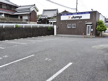ジャンプ(Jump)/店舗外観・専用駐車場
