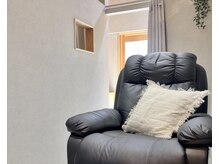 プルズアイラッシュ バイ リコモ(Pulls eyelash By LikkleMore)の雰囲気（各部屋は個室、リクライニングチェアでおくつろぎ下さい。）