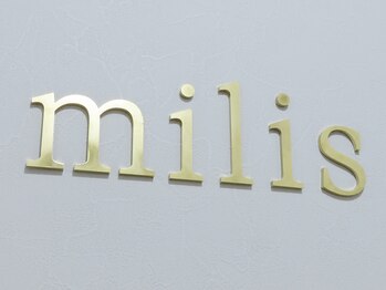ミリシュ(milis)/入口のロゴサイン 「milis」