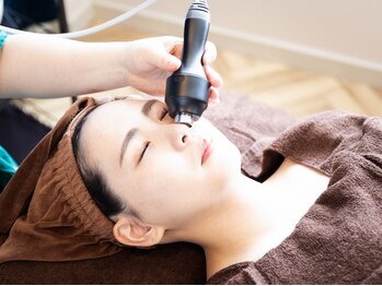 ビーモア(B.MORE)の写真/最強フェイシャルマシン"クイーンリフト"20代前半から50代まで幅広い肌悩みに◎肌疲労・エイジングケア◎