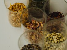 ムク(muku)の雰囲気（ハーブ蒸しは約30種類の中から、お好きな香りをお好きなだけ◎ ）