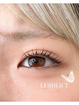 アリュール(Allure’)の写真/自まつげを活かしたパーマや抜け感あるエクステで瞳に光を。大人の華やかさを目元に宿しませんか？