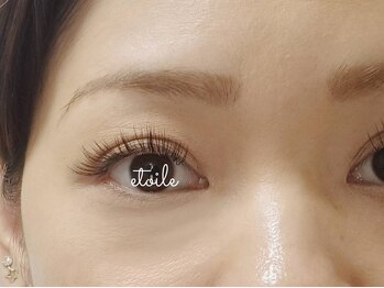 エトワール(eyelash salon etoile)の写真/地まつ毛をエクステで挟む新技術『バインドロック』新規100束8000円/130束10980円♪長持ちでボリューム感◎