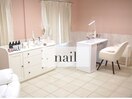 静かな店内でゆったりネイル施術