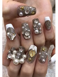 キラキラストーンいっぱいネイル