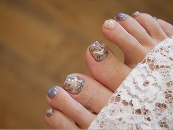 ネイルエニー(Nail Any)の写真/指先から魅せる美しさ！丁寧なケアと自慢の艶で足元を彩るフットネイル◎指先まで美しく仕上がります。