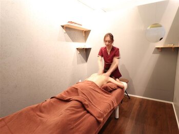スアイ(SUAI)の写真/完全個室で癒しのひと時*《全身アロママッサージ50分+ヘッド眼精疲労ケア20分》70分コース♪日頃の疲れに◎