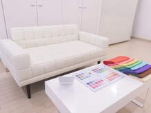 ベルフルージュ(bell frouge)の雰囲気（白を基調とした明るい自然光が差し込むサロン♪）