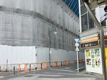 女神通りを直進します。