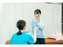 星のアカリ治療院 横浜店の雰囲気(全身をみながら歪みを調整します☆首、肩こり、疲れ解消に効果◎)