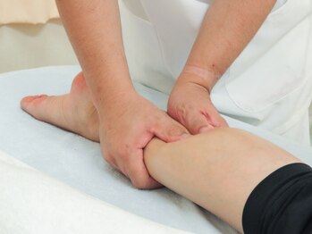 青空指圧治療院/夜、足がつる悩みを解消