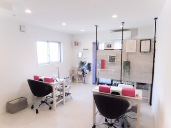 ホワイルアットネイル ハラジュク(while at nail HARAJUKU)の写真/【ネイル検定取得スタッフのみが在籍◎】白を基調としたプライベートサロンでゆったり落ち着いたお時間を♪