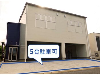 ドクターリバース(Dr.Reverse)/駐車場は裏通り店舗前に5台