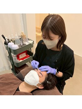 プラスエイト 横浜西口店/眉スタイリングの施術中♪