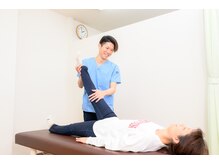 熊谷たいよう接骨院の雰囲気（全身を確認し原因を探していきます。検査はとても重要です！）