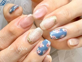 ラビジュー(La bijou)の写真/キラキラネイル・オトナ可愛い・シンプルデザインまで定額で叶う*選べるネイルで指先を彩りませんか?