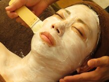 あすかの雰囲気（至福の首元ケア。美白パックで年齢の出やすい首まで輝く透明肌へ）