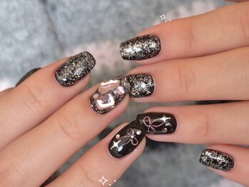 韓国っぽブラックキラキラネイル