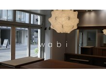 ワビ 本町店(wabi)の雰囲気（1階美容室にて受付後、2階アイルームへご案内させて頂きます。）