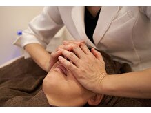 雲の上の眠り/小顔の施術の様子