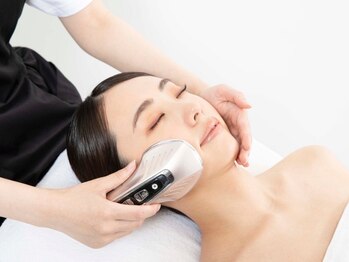 カンゴールビューティーサロン ザ・モール仙台長町店(KANGOL BEAUTY SALON)の写真/【たるみが気になる方に】悩みに応じて美顔器を使用したエイジングケアもご用意♪潤いある艶肌へ導きます◎