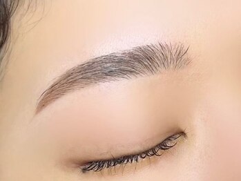 ローウェン(Lowen)の写真/【アイブロウWAX1回¥4800】どんな眉毛が似合うか分からない,左右非対称…などでお悩みの方はプロにお任せ♪