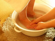 アリュール(allure)/リンパケアの前に足浴をします