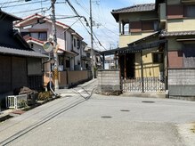 健康再生の雰囲気（お店の前の小道に入る所です。この小道の先が崎の宮神社です。）