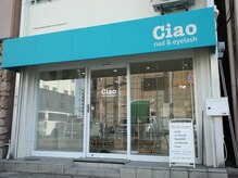 エメラルドグリーンのテントが目印です