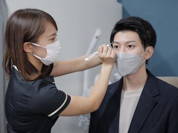 男眉salon OnFleek!渋谷店 【メンズ眉毛サロン・メンズアイブロウサロン】の写真/【渋谷駅徒歩1分】高いデッサン技術とこだわりのワックスであなたに似合う美眉を☆眉毛デザイン5000円~