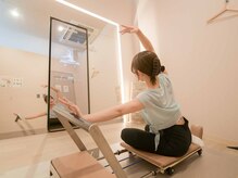 ヒトリウェルネス 高崎前橋店(HITORI WELLNESS)の雰囲気（ミラーフィットで600種類のレッスンを体験できます）