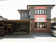 Peaceクレヨン美容室の雰囲気（ピンク色の外壁が目印です！カーポート内にも駐車可能です！）