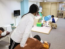 ママコ/ママの目の届くところで施術♪