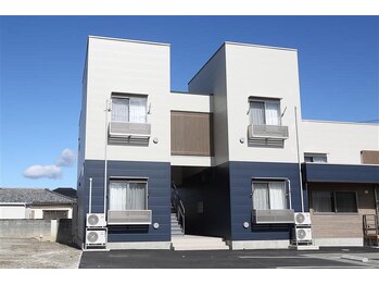 リソ ワキシング サロン(Liso waxing salon)/紺と白の建物1階です