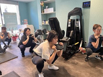 モムチャンフィットネスジム 鷺沼店(MOMCHANG FITNESS GYM)/セミパーソナルトレーニング様子