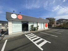 ブランコ バイ ボンド(BLANCO By BOND)の雰囲気（BOND（美容室）店内にございます。入口は美容室と同じ入口です♪）