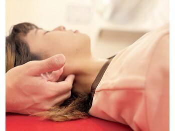 幡ヶ谷駅近整骨院 鍼灸院/☆施術風景2(首のアプローチ)