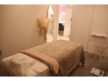 ミルズ(MillS)の雰囲気（完全個室の施術室。ヘアアイロン、アメニティ豊富なメイク台も有）