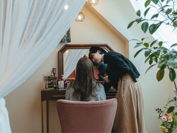 トムオウル(TOMOWL)/施術の様子(メイクアップ)