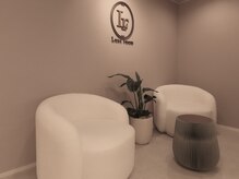 リュクスルーム(Luxe room)の雰囲気（カウンセリングルーム。コロンとしたフォルムのソファが印象的）