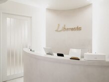 リベレスタ(liberesta)の雰囲気（店内は清潔かつ広々とした空間。入り口から植物香る癒しのひと時）