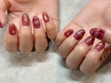 ネイルアンドアイラッシュスタジオ シュシュ(chouchou)/うるうる赤チェックネイル