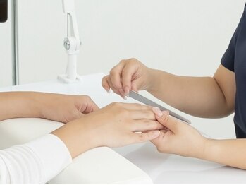 ティティーネイル(titynail)の写真/【深爪から卒業実績多数】丁寧な甘皮ケア+ジェルで理想の縦長爪へ仕上げる自爪育成が人気◇初回オフ無料!