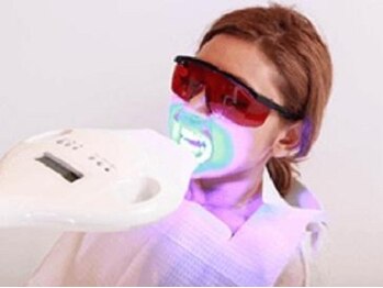 ホワイトニングバー 町田店/◇LEDライトを歯に照射します