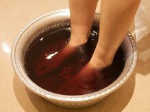 アジアンハーブス 大井町トラックスの雰囲気（施術前のカンポウ足湯でリラックス）