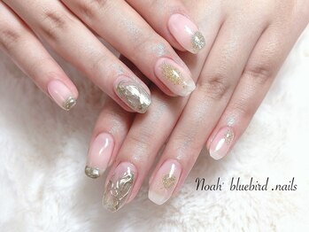 ノアブルーバードネイルズ(Noah' bluebird .nails)/ゴールドニュアンスで大人っぽく
