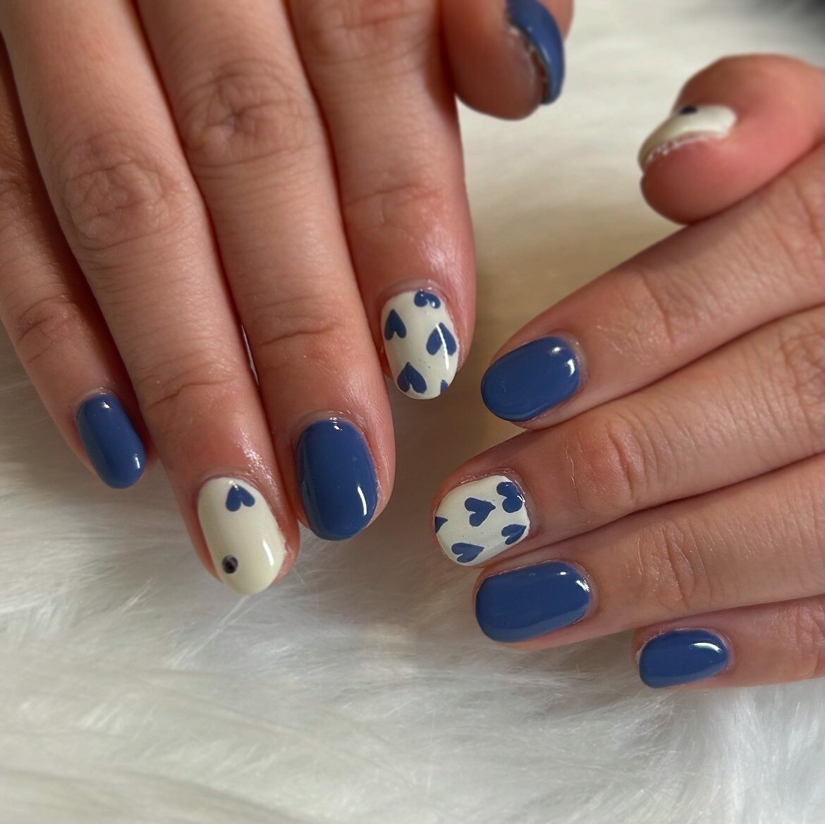 2025年-2026年冬トレンド】ネイビー ハート ハンドのネイルデザイン集