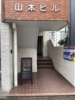 スリーツリーズ(3trees)/ビルの入り口